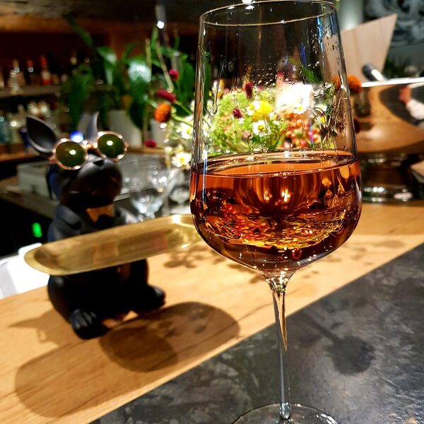 Rosé-Wein an der Bar